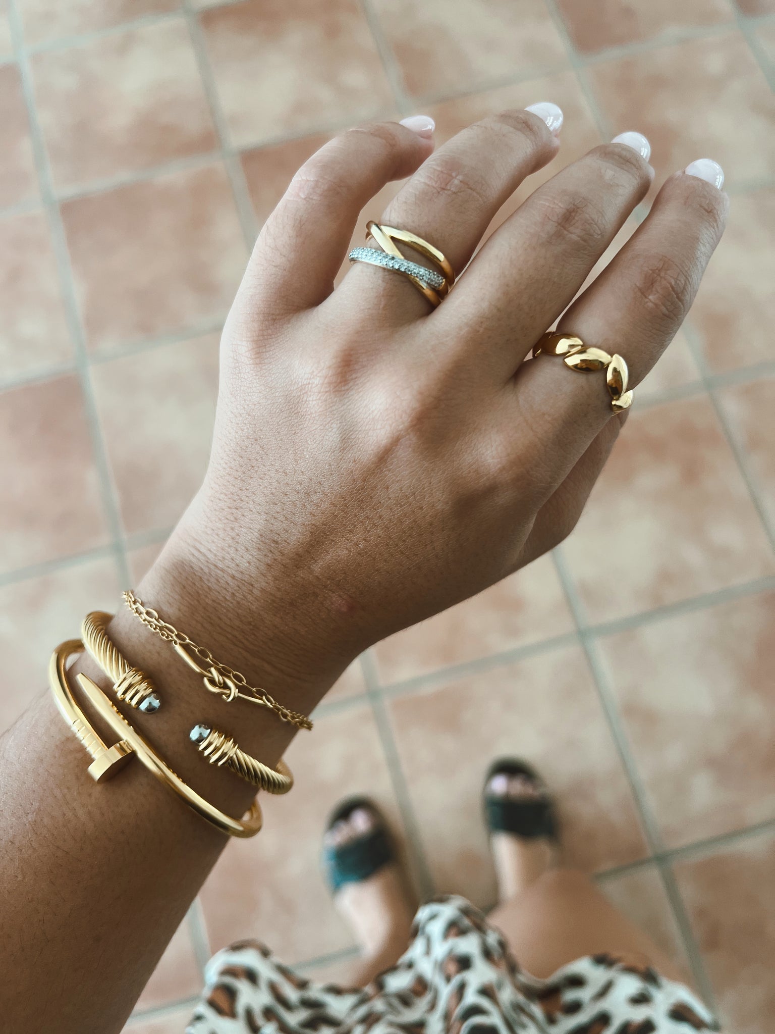 DAINTY KNOT BRACELET