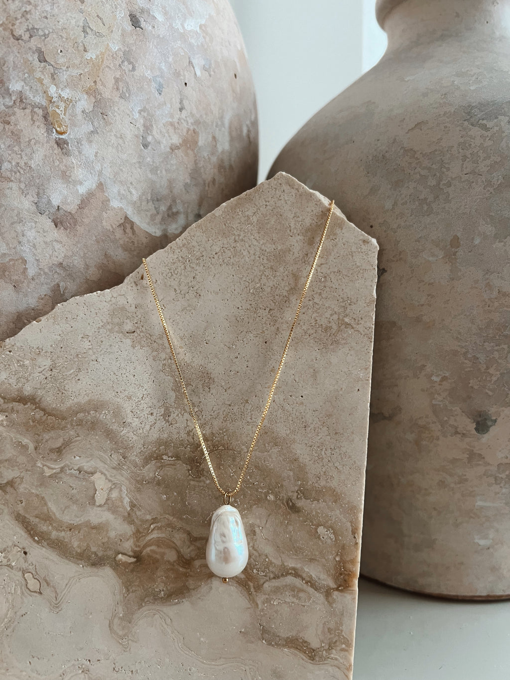 PERLA BARROCA NECKLACE
