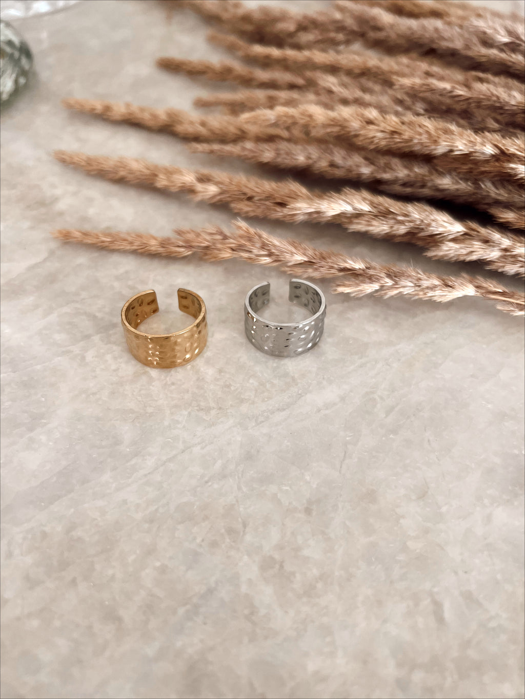 HAMMERED BAND RING